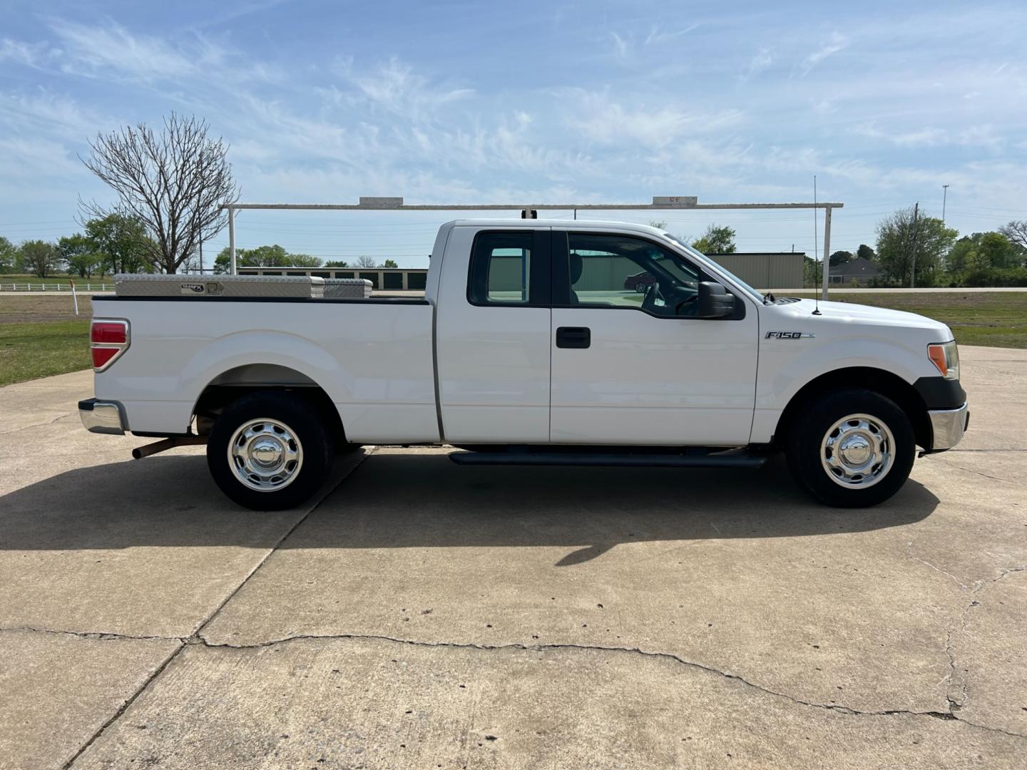 2014 White /Gray Ford F-150 XL SuperCab 6.5-ft. Bed 2WD (1FTEX1CM2EK) with an 3.7L V6 DOHC 24V engine, 6-Speed Automatic transmission, located at 17760 Hwy 62, Morris, OK, 74445, (918) 733-4887, 35.609104, -95.877060 - Photo#3